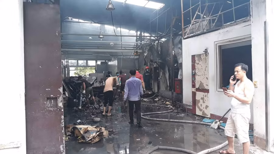 Nhiều vật dụng trong 4 nhà xưởng bị thiêu rụi.