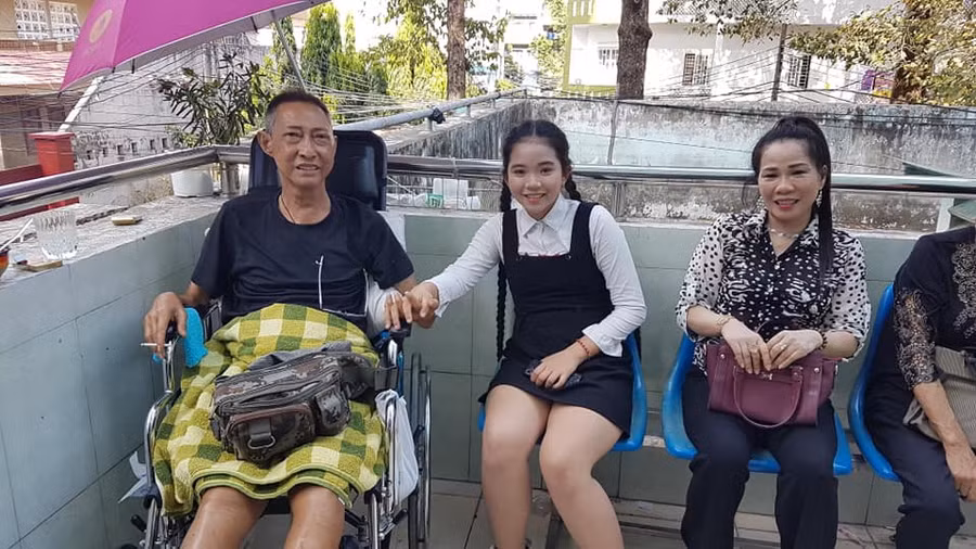 Xót xa hình ảnh nghệ sĩ Lê Bình sốt cao, mê man trên giường bệnh chống chọi ung thư - Ảnh 2.