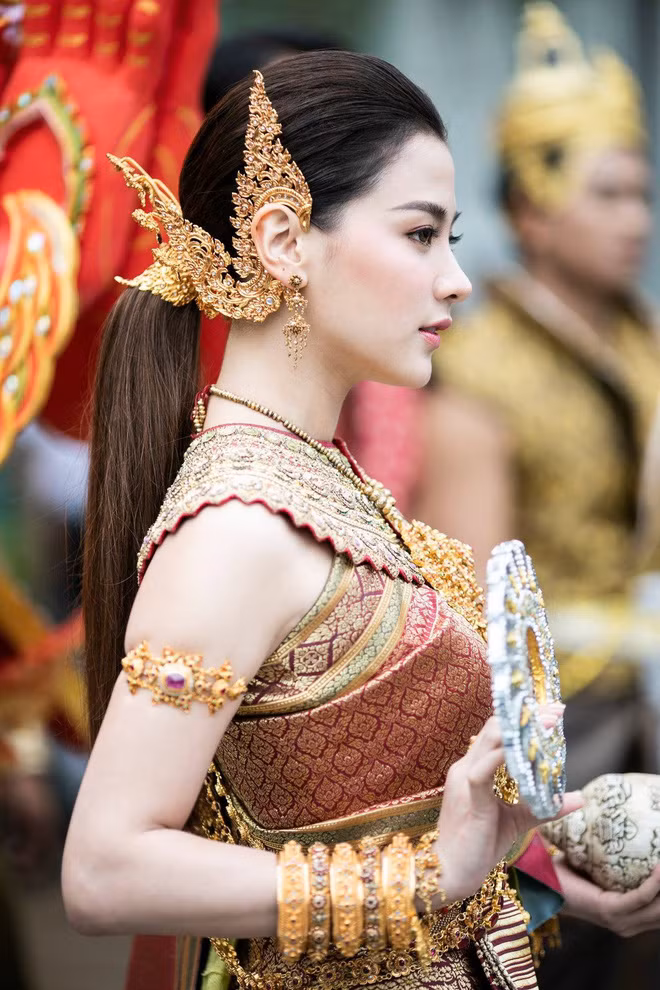 Dân tình náo loạn với nhan sắc cực phẩm của 'nữ thần Thungsa' trong lễ Songkran 2019 tại Thái Lan - Ảnh 2.