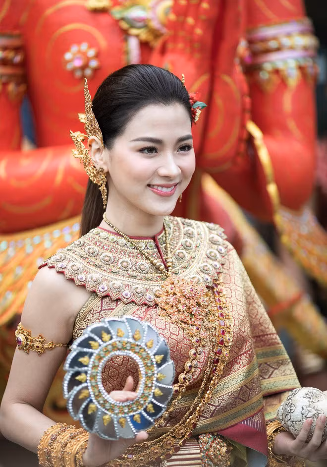 Dân tình náo loạn với nhan sắc cực phẩm của 'nữ thần Thungsa' trong lễ Songkran 2019 tại Thái Lan - Ảnh 1.