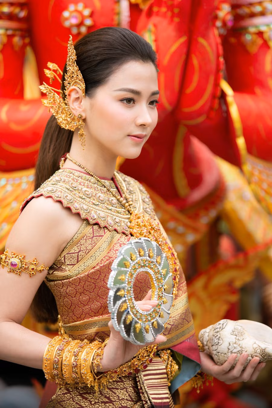Dân tình náo loạn với nhan sắc cực phẩm của nữ thần Thungsa trong lễ Songkran 2019 tại Thái Lan - Ảnh 4.