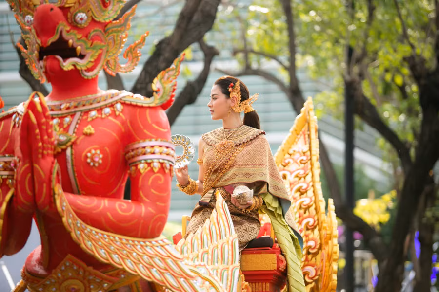 Dân tình náo loạn với nhan sắc cực phẩm của nữ thần Thungsa trong lễ Songkran 2019 tại Thái Lan - Ảnh 7.