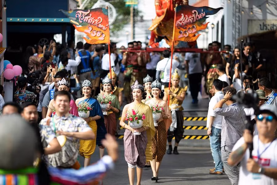Dân tình náo loạn với nhan sắc cực phẩm của nữ thần Thungsa trong lễ Songkran 2019 tại Thái Lan - Ảnh 13.