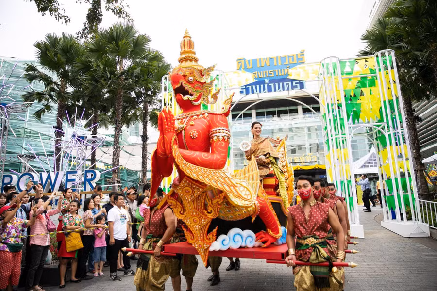 Dân tình náo loạn với nhan sắc cực phẩm của nữ thần Thungsa trong lễ Songkran 2019 tại Thái Lan - Ảnh 9.