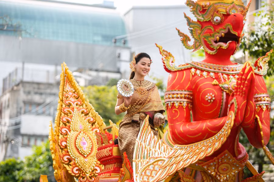 Dân tình náo loạn với nhan sắc cực phẩm của nữ thần Thungsa trong lễ Songkran 2019 tại Thái Lan - Ảnh 6.