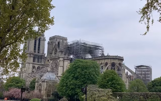 Công bố thiệt hại ban đầu trong vụ cháy ở Nhà thờ Đức Bà Paris 