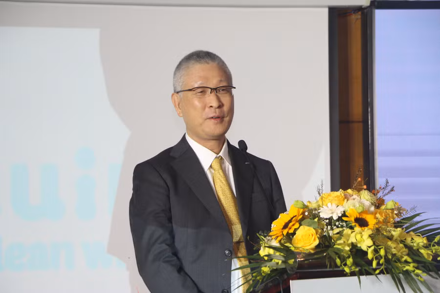 Ông Shigeaki Kazama - Phó Tổng Giám đốc Bộ phận Phát triển bền vững toàn cầu thuộc Tập đoàn Suntory chia sẻ ý kiến tại buổi lễ. Ông Shigeaki Kazama - Phó Tổng Giám đốc Bộ phận Phát triển bền vững toàn cầu thuộc Tập đoàn Suntory chia sẻ ý kiến tại buổi lễ.