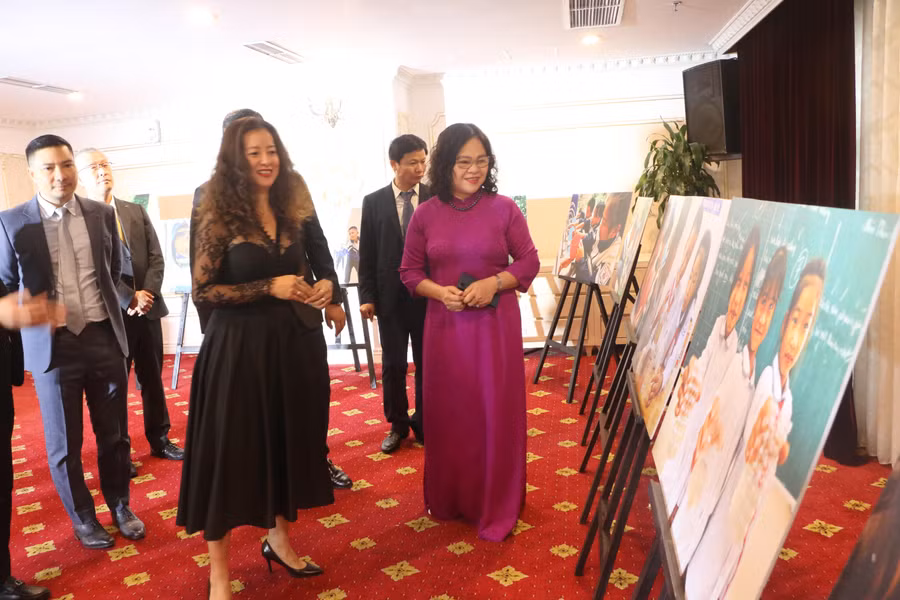 Các vị đại biểu cùng xem lại một số hình ảnh tiêu biểu mà chương trình đã thực hiện trong thời gian qua. Các vị đại biểu cùng xem lại một số hình ảnh tiêu biểu mà chương trình đã thực hiện trong thời gian qua.
