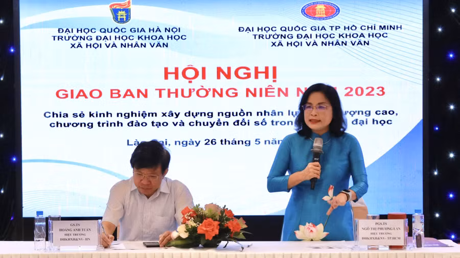 PGS.TS Ngô Thị Phương Lan chia sẻ về tinh thần “One USSH” được vun đắp và xây dựng từ các thế hệ lãnh đạo của hai trường. PGS.TS Ngô Thị Phương Lan chia sẻ về tinh thần “One USSH” được vun đắp và xây dựng từ các thế hệ lãnh đạo của hai trường.
