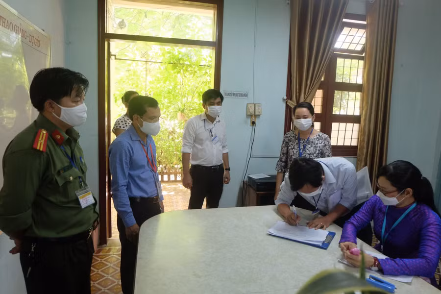 Ông Mai Văn Trinh kiểm tra công tác ký nhận và mở niêm phong tủ đề thi.