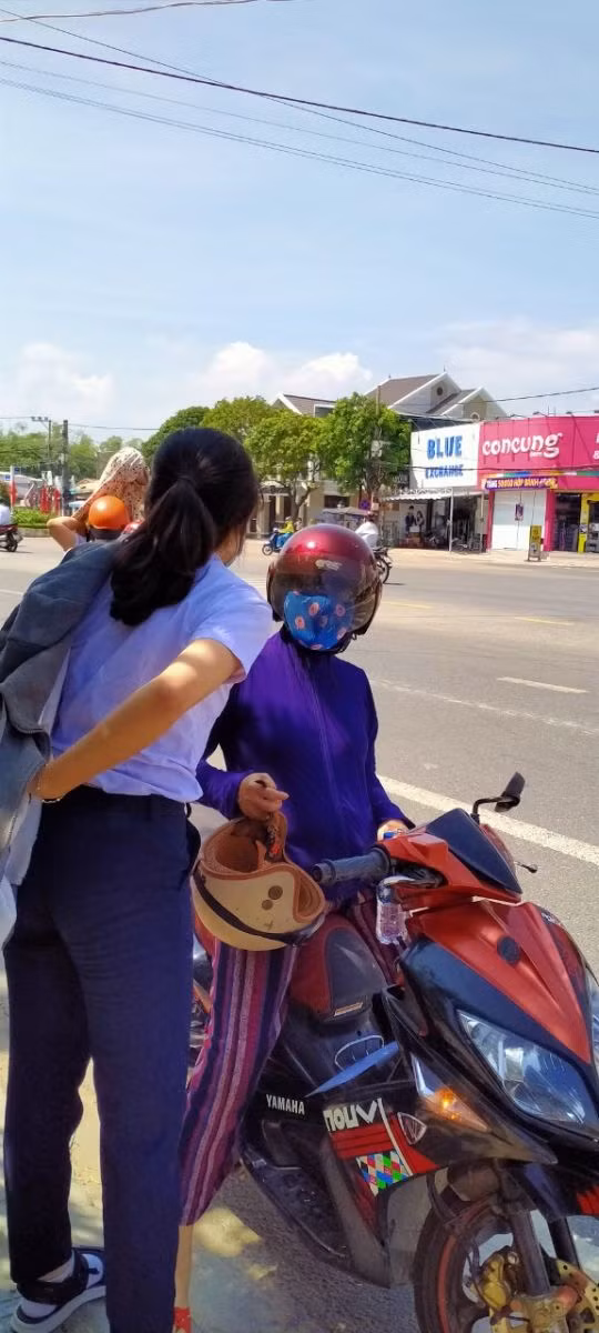 Người nhà thí sinh được nhắc nhở không tụ tập đông người, đứng chờ thí sinh trước các điểm thi.