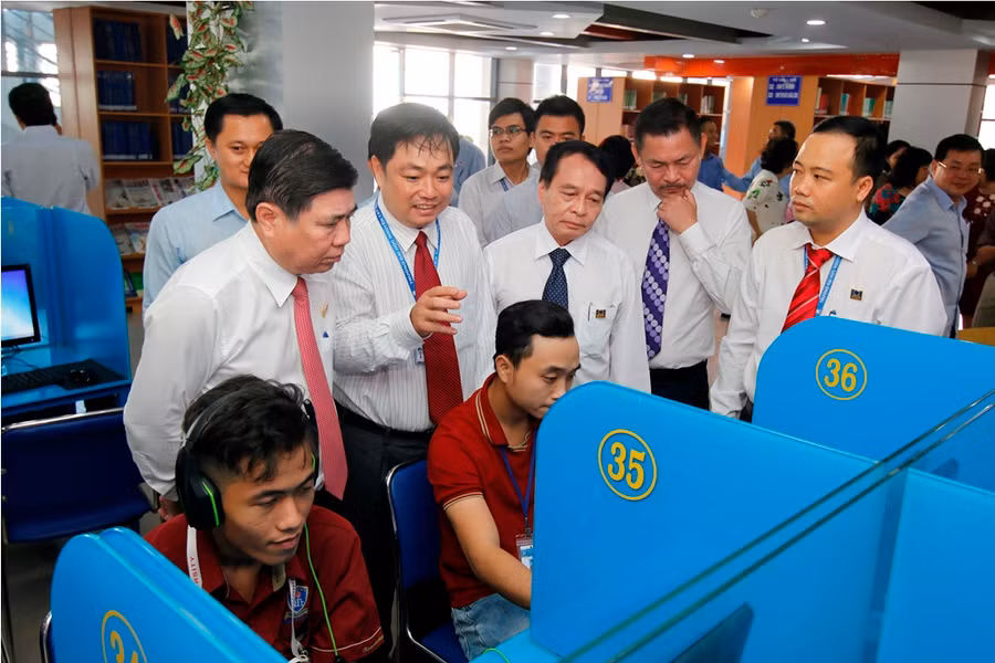 Chủ tịch UBND TPHCM tham quan môi trường học tập của sinh viên