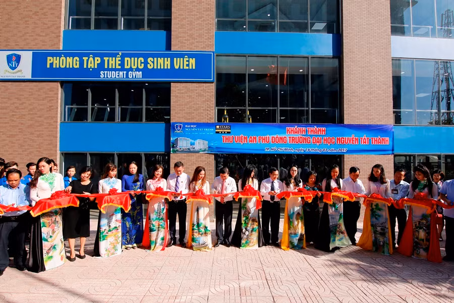 Đoàn đại biểu UBND TPHCM cùng cắt băng khánh thành Thư viện nhà trường