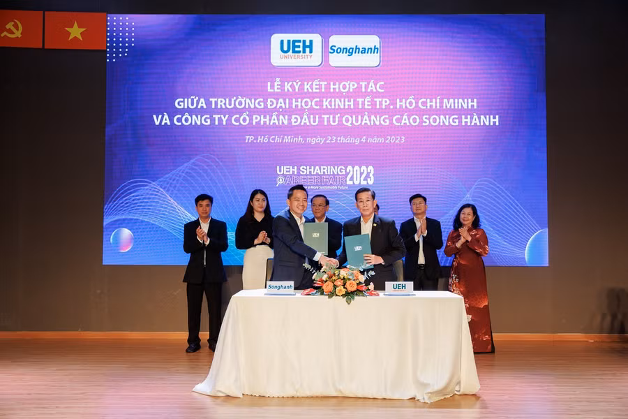 GS.TS. Sử Đình Thành - Hiệu trưởng UEH (phải) ký kết hợp tác với một doanh nghiệp.