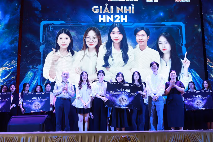 Chủ nhân của giải Nhì là đội HN2H đến từ Trường ĐH Kinh tế, ĐHQG Hà Nội với tổng giá trị là 50 triệu đồng.
