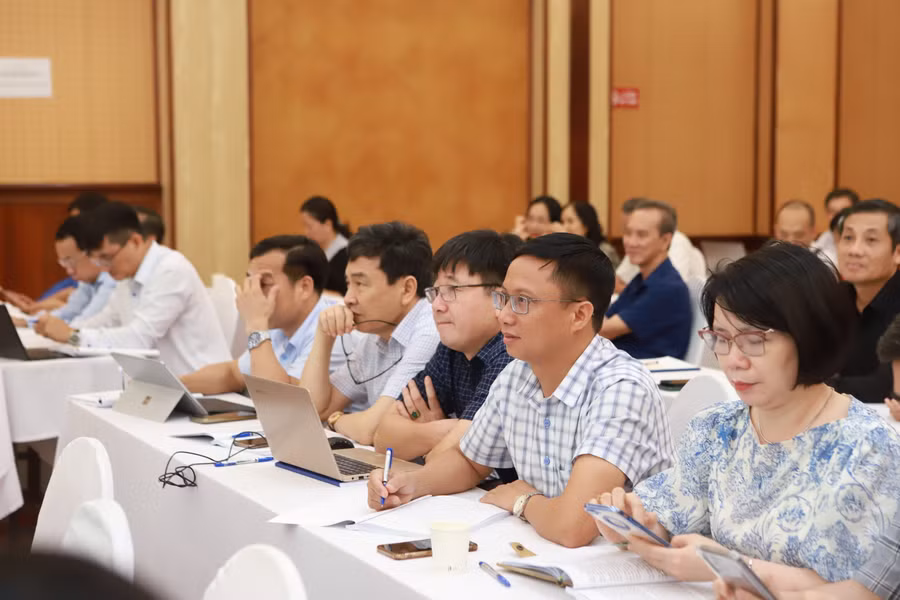 Đại biểu đến từ ngành Giáo dục các địa phương lắng nghe ý kiến tham luận tại hội nghị.