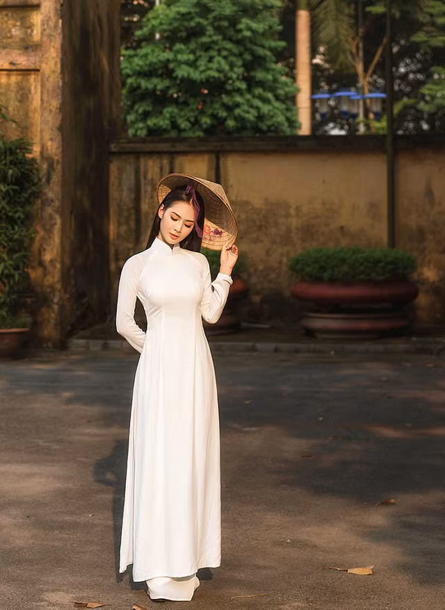  Nhiều người nói ngoại hình của Phương Anh có phần giống với hoa hậu Ngọc Hân và động viên cô tham gia các cuộc thi sắc đẹp. Nhưng cô gái xinh đẹp này muốn theo đuổi công việc tiếp viên hàng không để được đi đây đi đó. 