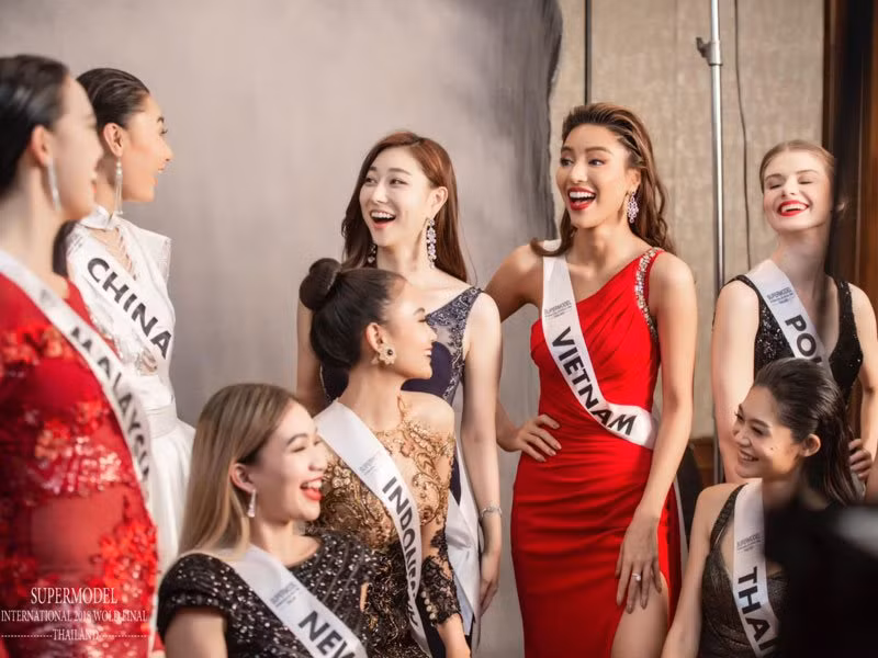 Mới đây, Nguyễn Minh Tuấn là người hỗ trợ hình ảnh cho Siêu mẫu Khả Trang tham dự Siêu mẫu Quốc tế.