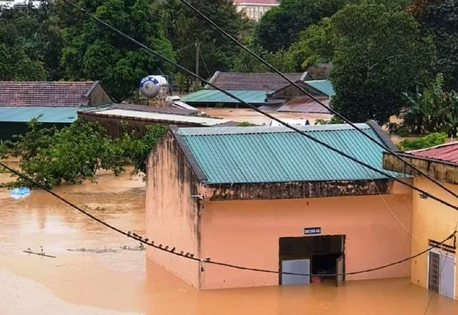 Mưa lớn, nhiều nhà dân bị nhấn chìm trong biển nước.