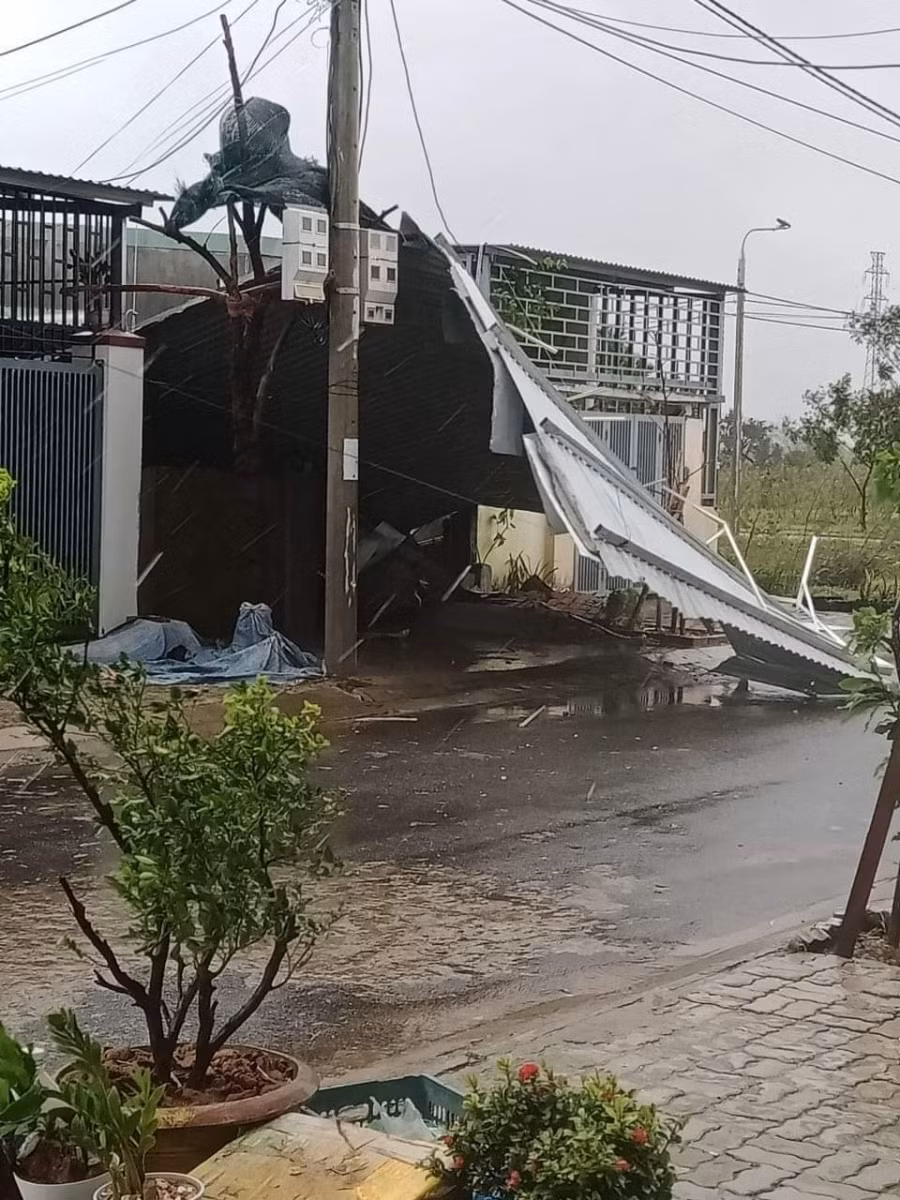 Đà Nẵng: Nước biển tràn bờ, cây cối đổ rạp trong bão ảnh 4