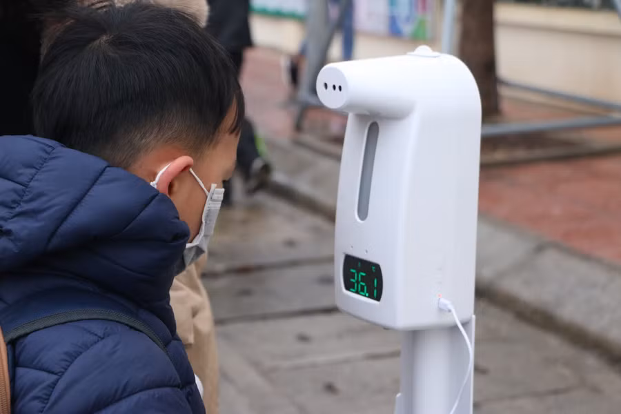 Trước đó, bố mẹ sẽ chủ động đo thân nhiệt ở nhà cho con, nếu cao trên 37,5 độ thì sẽ cho ở nhà.