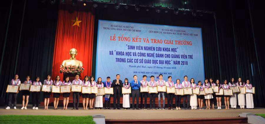 Thứ trưởng Nguyễn Văn Phúc trao 9 giải Nhất cho các đề tài Giải thưởng Sinh viên nghiên cứu khoa học năm 2018
