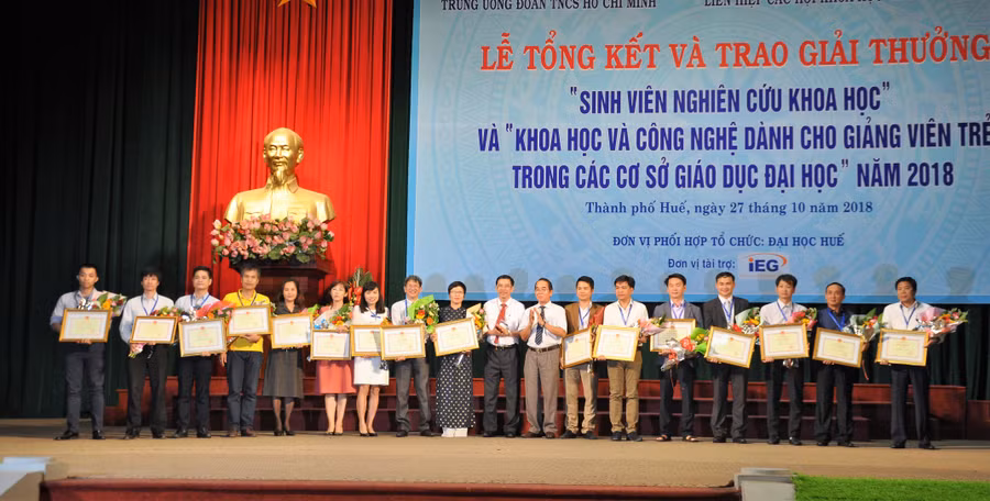 Ban tổ chức trao tặng bằng khen của Bộ GD&ĐT cho các tập thể đạt nhiều thành tích trong hoạt động khoa học – công nghệ.