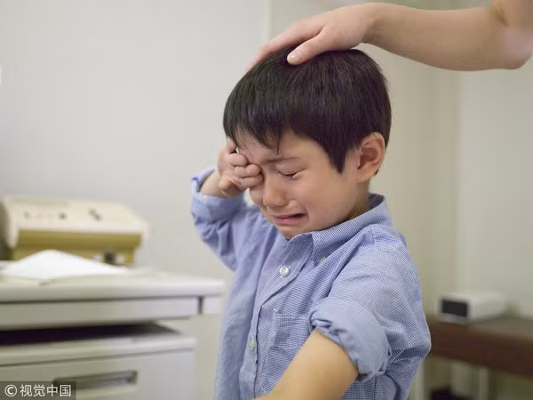 Lời khuyên chuẩn xác của bác sĩ về cách xử lý khi trẻ nuốt nhầm phải gói hút ẩm, cha mẹ không thể bỏ qua - Ảnh 1.