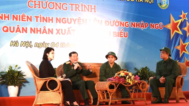 Các đại biểu giao lưu tại chương trình.