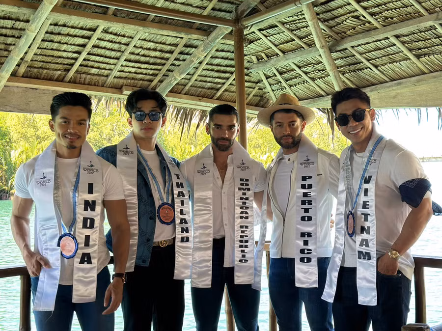 Phùng Phước Thịnh cùng các thí sinh.