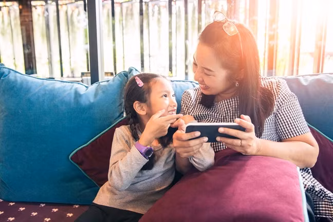 Trẻ thiếu thốn thời gian chất lượng bên cha mẹ dễ căng thẳng, lo âu Tre thieu thon thoi gian chat luong ben cha me de cang thang, lo au