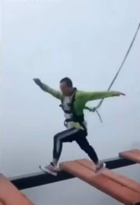  ...càng mạo hiểm hơn gấp bội khi nhảy qua từng nhịp cầu mà không biết cáp an toàn đã hỏng 