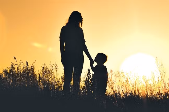 Cha mẹ cần lắng nghe con cái để giúp trẻ xây dựng sự bình an và lòng tin vào cha mẹ.