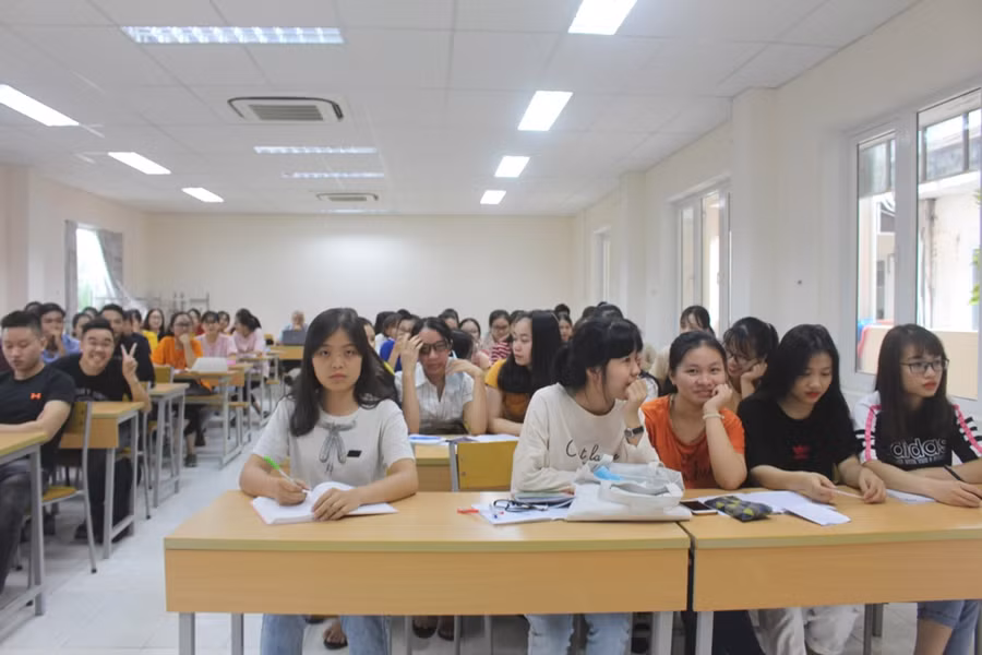 Sinh viên Ngô Vũ Như Hiền trên giảng đường, Trường Đại học Kinh tế Đà Nẵng (bàn đầu, bên trái)
