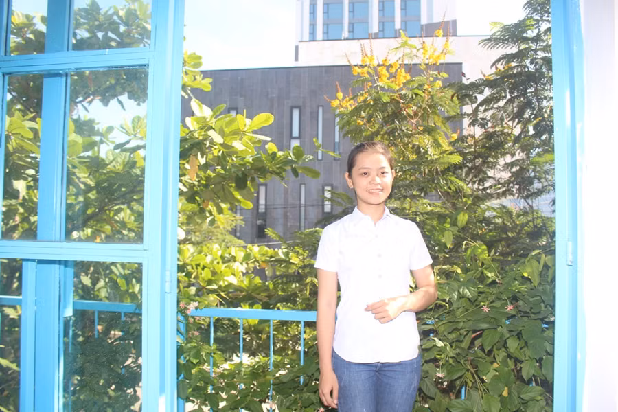 Ngô Vũ Như Hiền, sinh ra trong một gia cảnh không may gặp nhiều biến cố, quê em lại là vùng miền núi xa xôi, song Hiền vẫn tràn đầy nghị lực, tự tin, cố gắng vươn lên để có một kiến thức học tập tốt là đáng biểu dương…