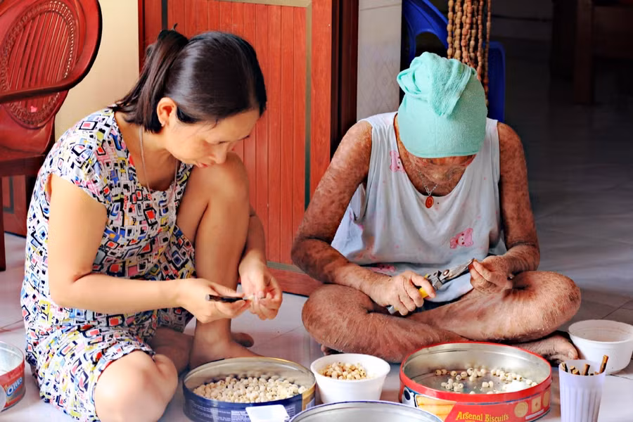 Ngoài giờ đi học, Thảo phụ mẹ nhặt sen để kiếm tiền mua sách vở, đồ dùng học tập