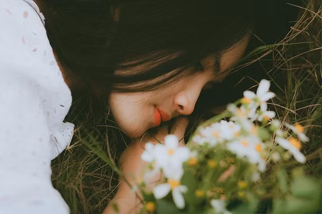 Em ổn không? Dù ổn hay không ổn thì chuyện chúng ta cũng là chuyện hôm qua... (Ảnh minh họa: Dương Minh Vương)