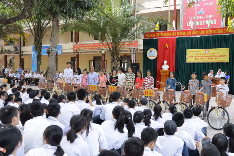 Học sinh nghèo vượt khó được tặng xe đạp tại lễ phát động Tháng khuyến học
