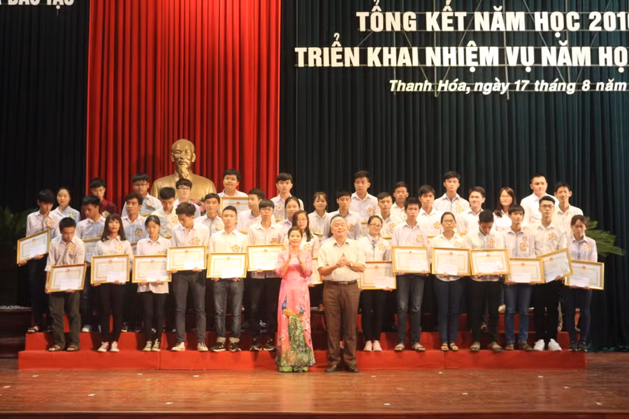 Lãnh đạo Sở GD&ĐT và Hội khuyến học tỉnh Thanh Hóa tặng Bằng khen và trao thưởng cho các học sinh đạt thành tích cao trong kỳ THPT Quốc gia năm 2017. Ảnh: Nguyễn Quỳnh