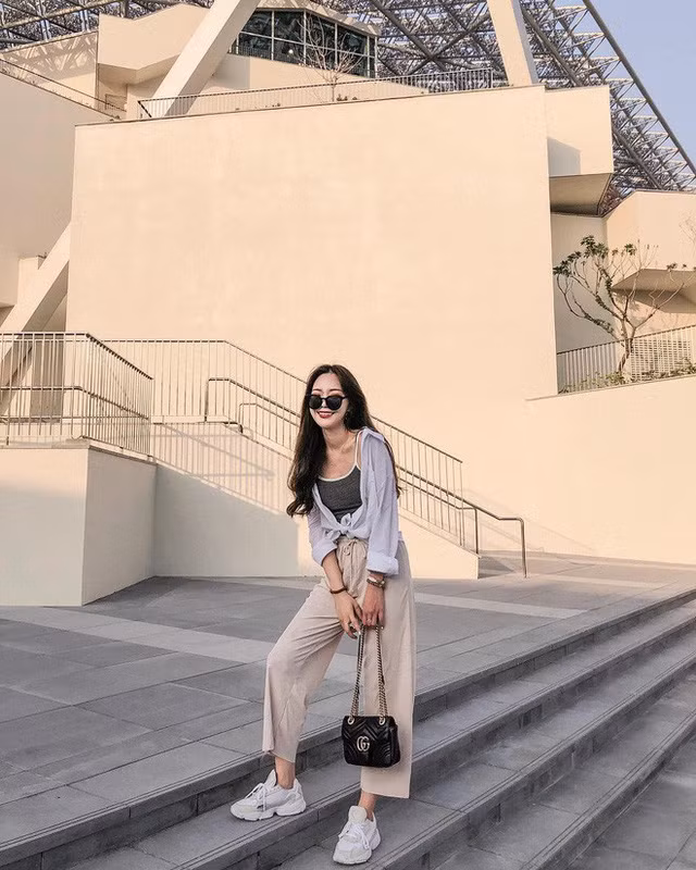 Hè sắp qua thu sắp đến mà còn chưa sắm cho mình một chiếc sơ mi oversize thì style của bạn đã tụt điểm vài phần - Ảnh 9. Hè sắp qua thu sắp đến mà còn chưa sắm cho mình một chiếc sơ mi oversize thì style của bạn đã tụt điểm vài phần - Ảnh 9.