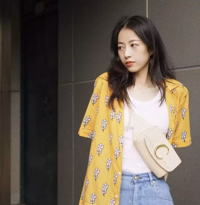 Hè sắp qua thu sắp đến mà còn chưa sắm cho mình một chiếc sơ mi oversize thì style của bạn đã tụt điểm vài phần - Ảnh 5. Hè sắp qua thu sắp đến mà còn chưa sắm cho mình một chiếc sơ mi oversize thì style của bạn đã tụt điểm vài phần - Ảnh 5.