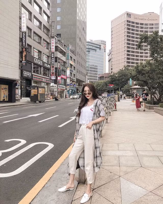Hè sắp qua thu sắp đến mà còn chưa sắm cho mình một chiếc sơ mi oversize thì style của bạn đã tụt điểm vài phần - Ảnh 12. Hè sắp qua thu sắp đến mà còn chưa sắm cho mình một chiếc sơ mi oversize thì style của bạn đã tụt điểm vài phần - Ảnh 12.