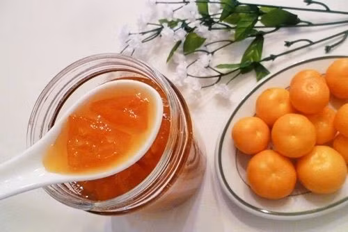 Quất ngâm mật ong là một bài thuốc dân gian hiệu quả trị viêm họng Quất ngâm mật ong là một bài thuốc dân gian hiệu quả trị viêm họng