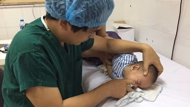 Bác sĩ hướng dẫn cách rửa mũi cho trẻ Bác sĩ hướng dẫn cách rửa mũi cho trẻ