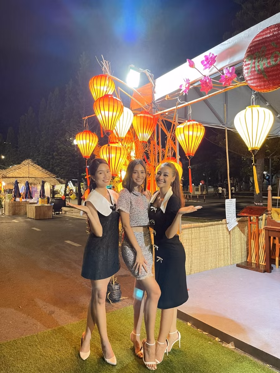Xuất hiện cùng nhau, Hoa hậu Tiểu Vy cùng Á hậu Kiều Loan, Phương Anh hút mọi ánh nhìn ảnh 1