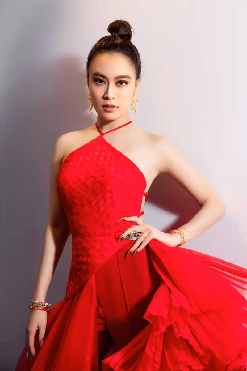 Ca sĩ Hoàng Thùy Linh.