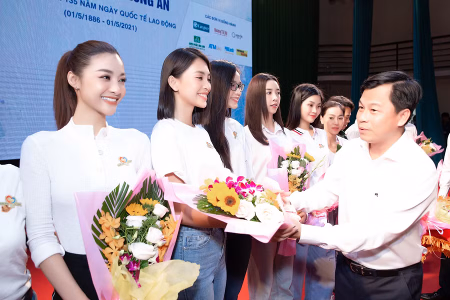  Hoa hậu Tiểu Vy, Đỗ Hà tổ chức khám bệnh, tặng quà cho 1.000 công nhân ảnh 1
