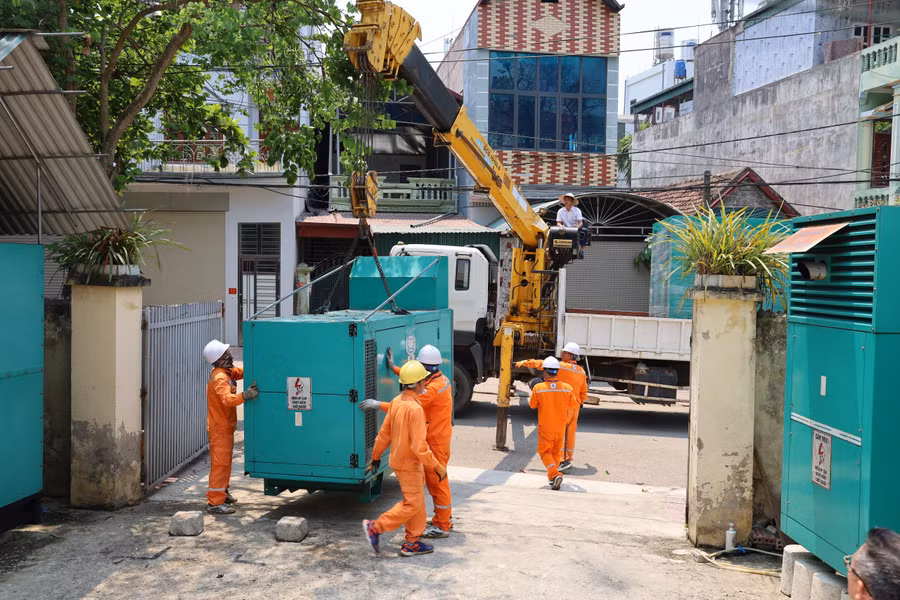 Điện lực TP Điện Biên Phủ lắp đặt máy phát dự phòng số 9, công suất 750kVA. Điện lực TP Điện Biên Phủ lắp đặt máy phát dự phòng số 9, công suất 750kVA.