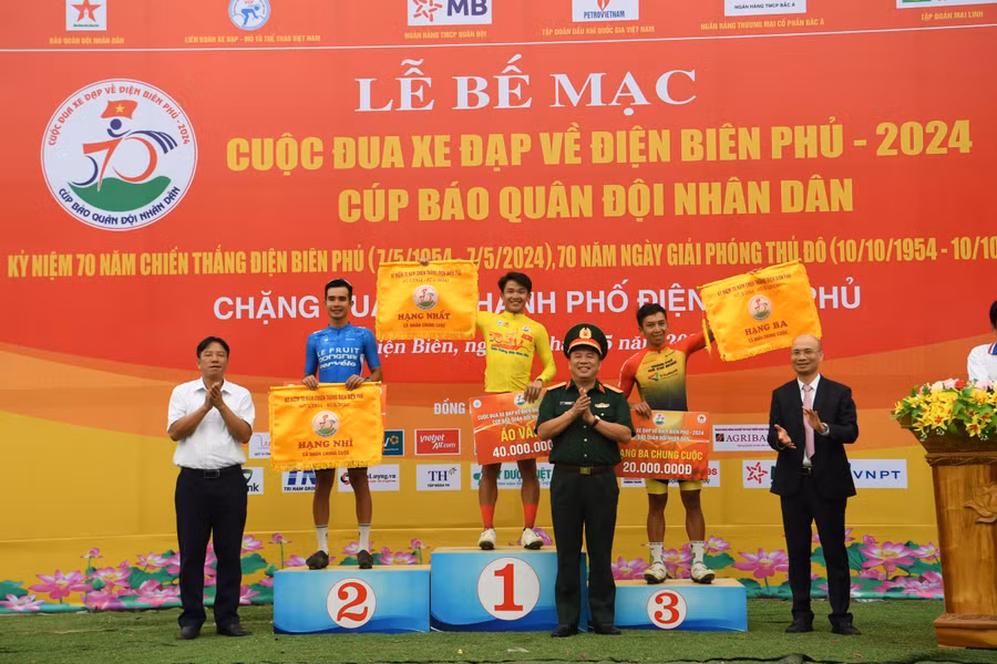 Ban tổ chức trao giải cho các vận động viên xuất sắc.