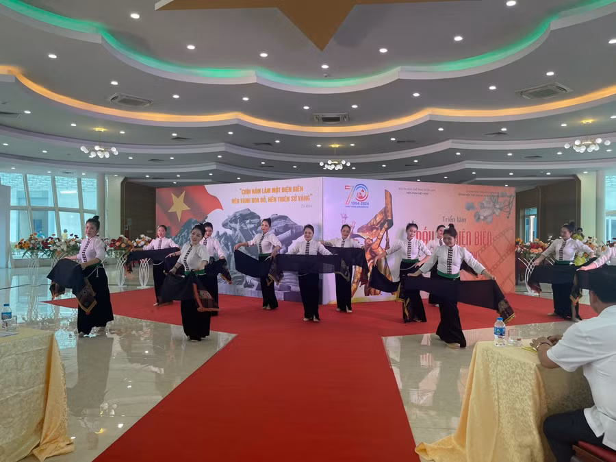 Tiết mục Văn nghệ được biểu diễn tại lễ khai mạc.